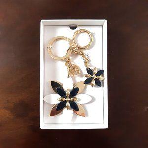 MICHAEL KORS OPTIC WHITE FLORA STUD KEY CHARMS